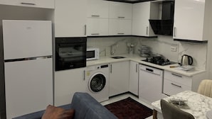 Departamento Deluxe | Cocina privada | Refrigerador con congelador, microondas, horno y lavavajillas 