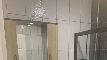 Appartement Deluxe | Salle de bain | Chaussons, serviettes fournies