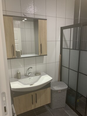 Departamento Deluxe | Baño | Pantuflas y toallas 