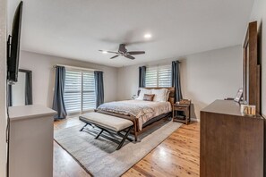 4 bedrooms, desk, iron/ironing board, travel cot