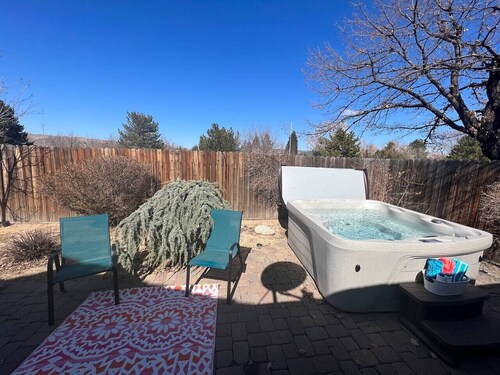 Comfy home,HOT TUB near UNR, Rafael Park,Downtown