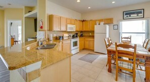 冰箱、微波炉、烤箱、炉灶