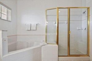 Badewanne, Haartrockner, Handtücher, Seife