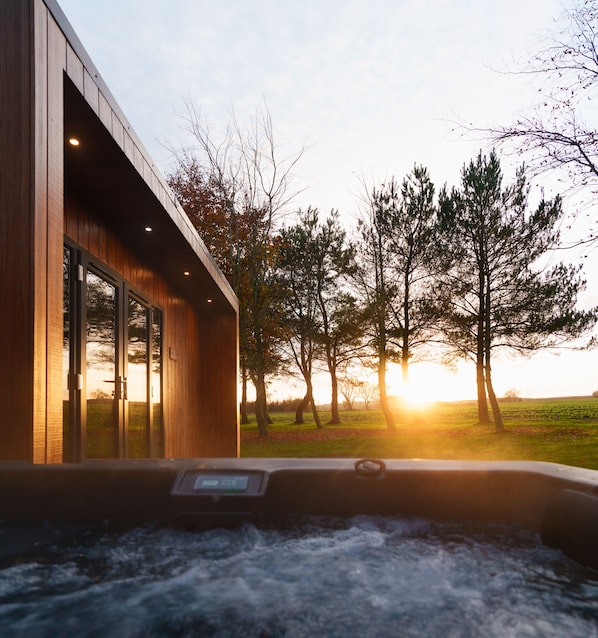 Bañera de hidromasaje al aire libre