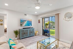 Smart TV, books - New! Modern~ Ground floor Condo~ 4 mins walk to Beach! Sleeps 8 (Fort Walton Beach)