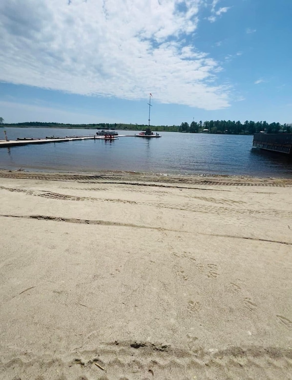 Ligstoelen aan het strand