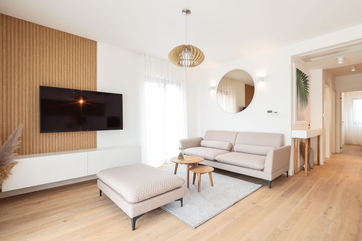 Family Apartment | Ruang tamu | 38 inci sebuah televisyen pintar dengan kabel, TV