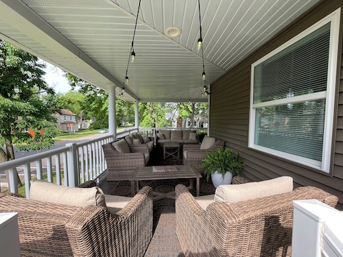 DELL-ightfully Downtown Dells! PERFECT location!! Porch/Patio/Grill /Fire pit!