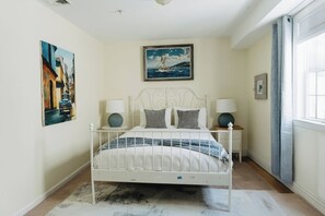 3 bedrooms, iron/ironing board, travel crib, WiFi - Modern 3 Bdrm Home w/ Parking, Park Views, Backyard, King Bed | Near... (Stamford)