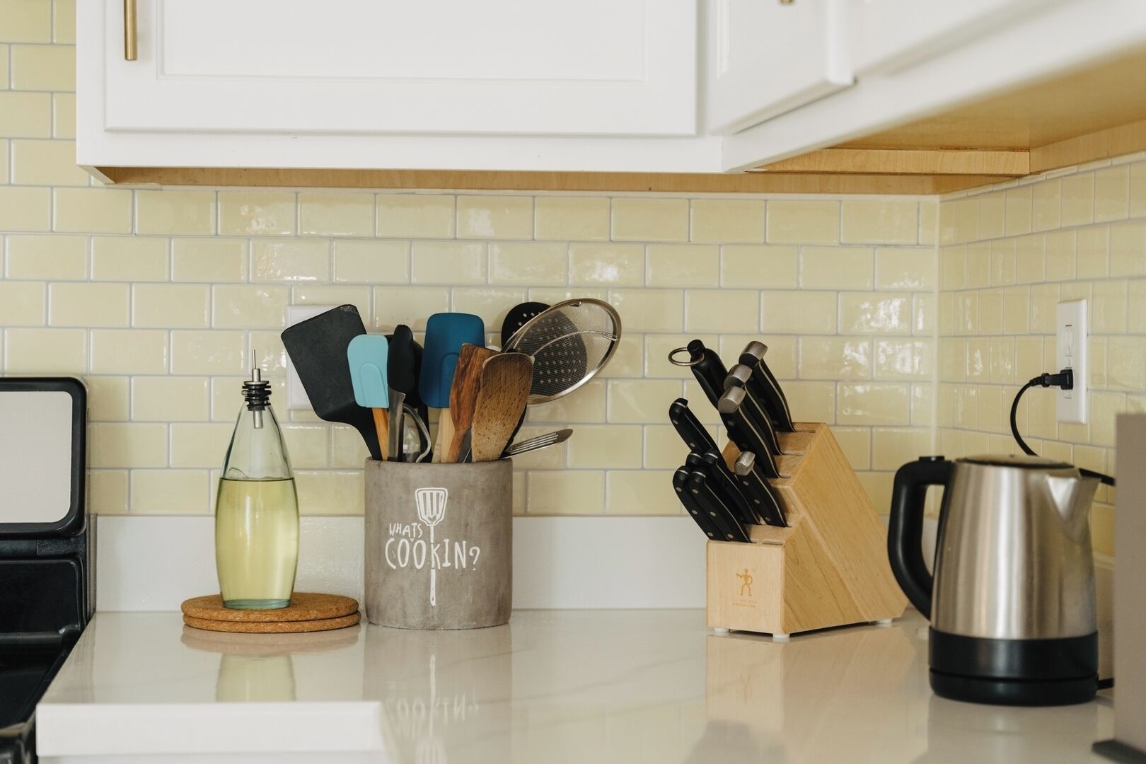 Wasserkocher mit Kaffee-/Teezubehör, Kühlschrank, Mikrowelle, Ofen
