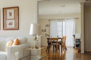 TV - Modern 3 Bdrm Home w/ Parking, Park Views, Backyard, King Bed | Near... (Stamford)