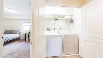 3 habitaciones, tabla de planchar con plancha y cuna de viaje