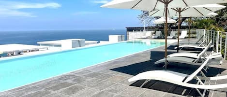 Utomhuspool och uppvärmd pool