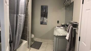 Combined shower/tub, towels