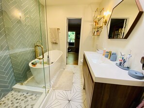 Tina con regadera, secadora de cabello, toallas, jabón 