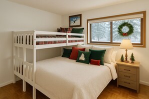 2 habitaciones, escritorio y tabla de planchar con plancha 