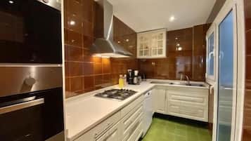 Frigorífico, microondas, horno y cafetera o tetera