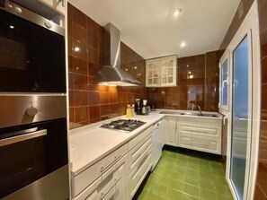 Kühlschrank, Mikrowelle, Ofen, Wasserkocher mit Kaffee-/Teezubehör