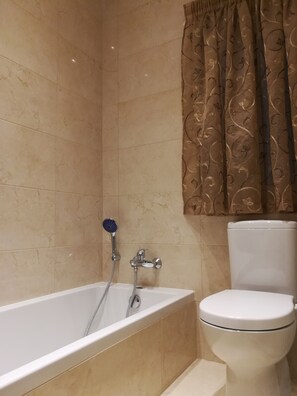 Badewanne, Handtücher, Seife, Toilettenpapier