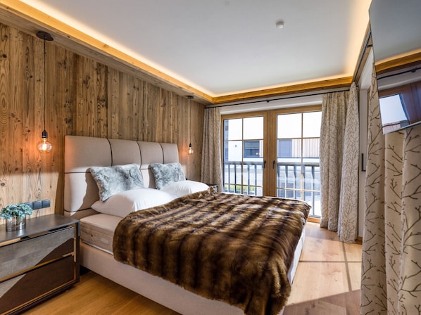 3 bedrooms, in-room safe, free WiFi, bed sheets