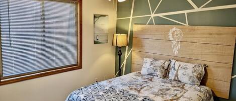 2 bedrooms, desk, WiFi (free), bed sheets