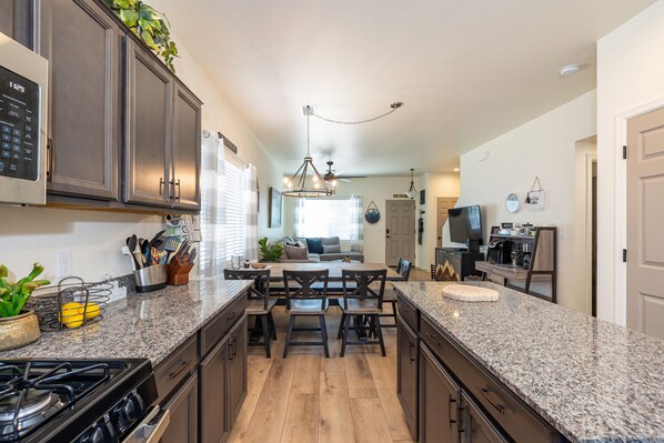 Refrigerador, microondas, horno y parrilla de estufa 