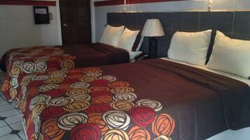 Standaard vierpersoonskamer | Luxe beddengoed, donzen dekbedden, bedden met traagschuimmatras