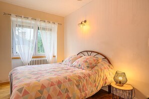 3 bedrooms, iron/ironing board, travel cot, free WiFi