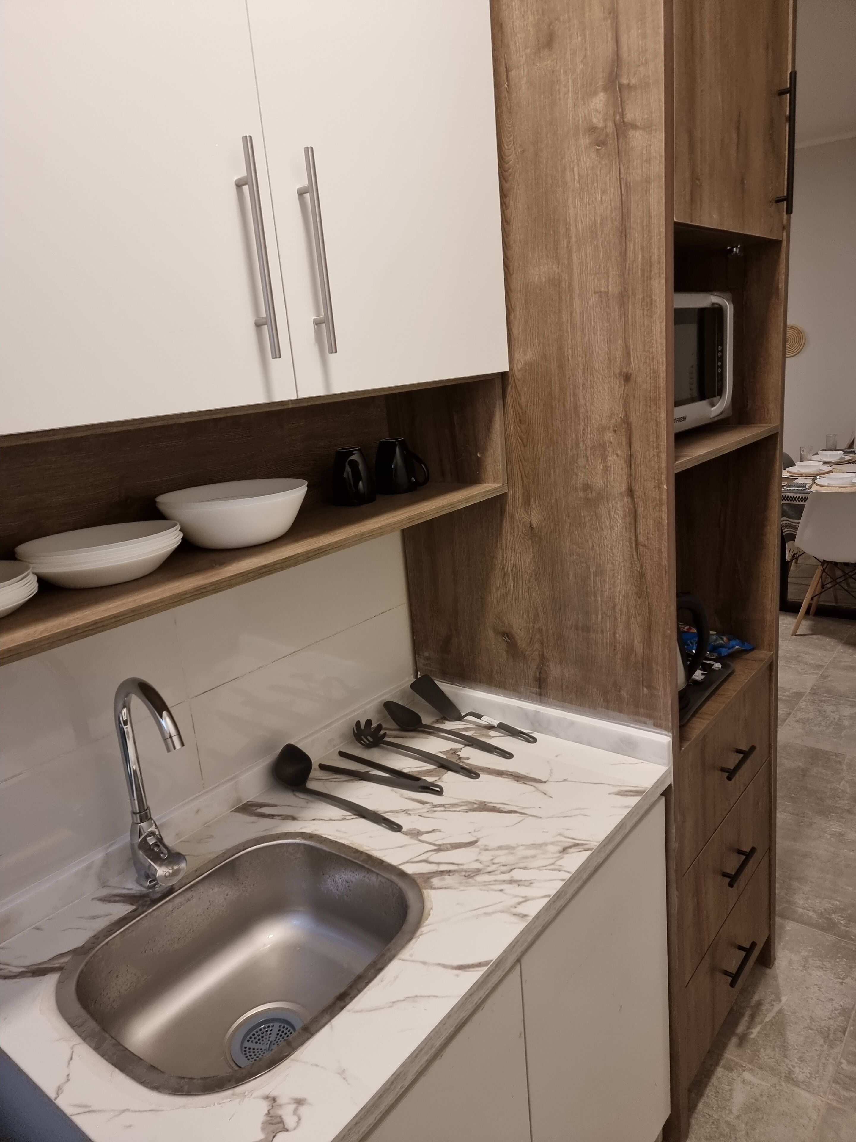 Refrigerador con freezer, microondas, horno, servilletas de papel