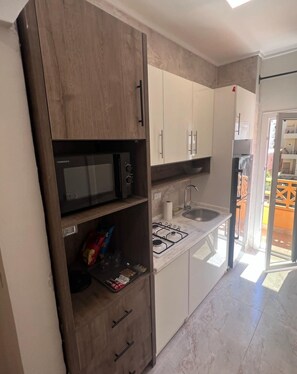 Refrigerador con congelador, microondas, horno y toallas de papel 