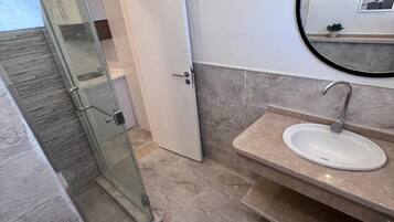 Superior-Apartment, 2 Schlafzimmer | Badezimmer