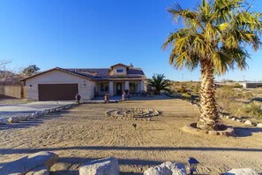 Property grounds - PUEBLO RETREAT - PLUNGE POOL & HOT TUB | 5MIN TO THE PARK (Joshua Tree)