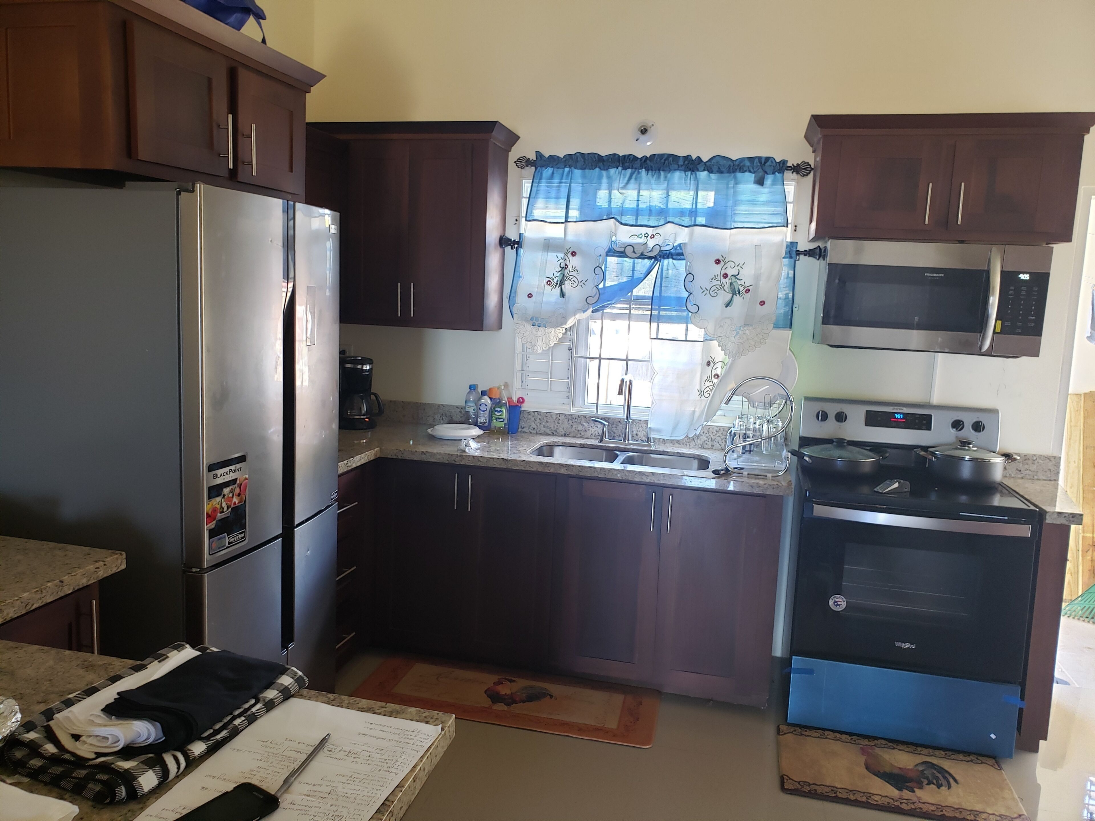 Jääkaappi, mikroaaltouuni, uuni, liesi