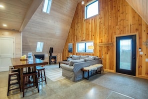 Smart TV, fireplace, stereo - Saddleback - Maine Alpin Haus beautiful trailside ski-in/ski-out A-Frame with mountain views (Sandy River Plantation)
