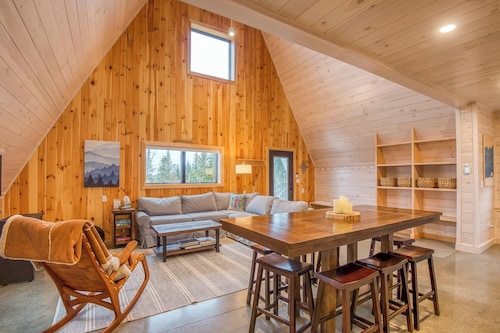 Saddleback - Maine Alpin Haus beautiful trailside ski-in/ski-out A-Frame with mountain views
