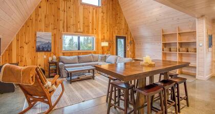 Saddleback - Maine Alpin Haus beautiful trailside ski-in/ski-out A-Frame with mountain views