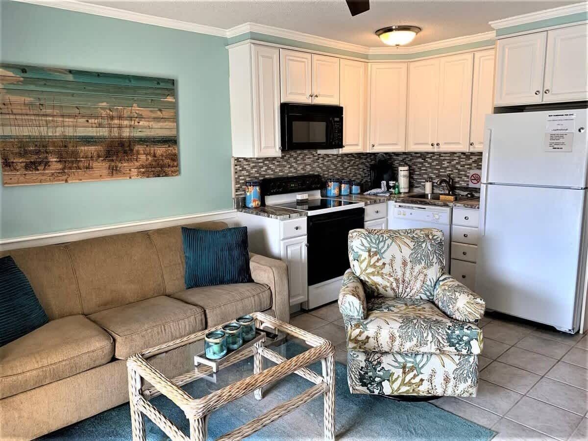 Kjøleskap, mikrobølgeovn, kokeplater og oppvaskmaskin