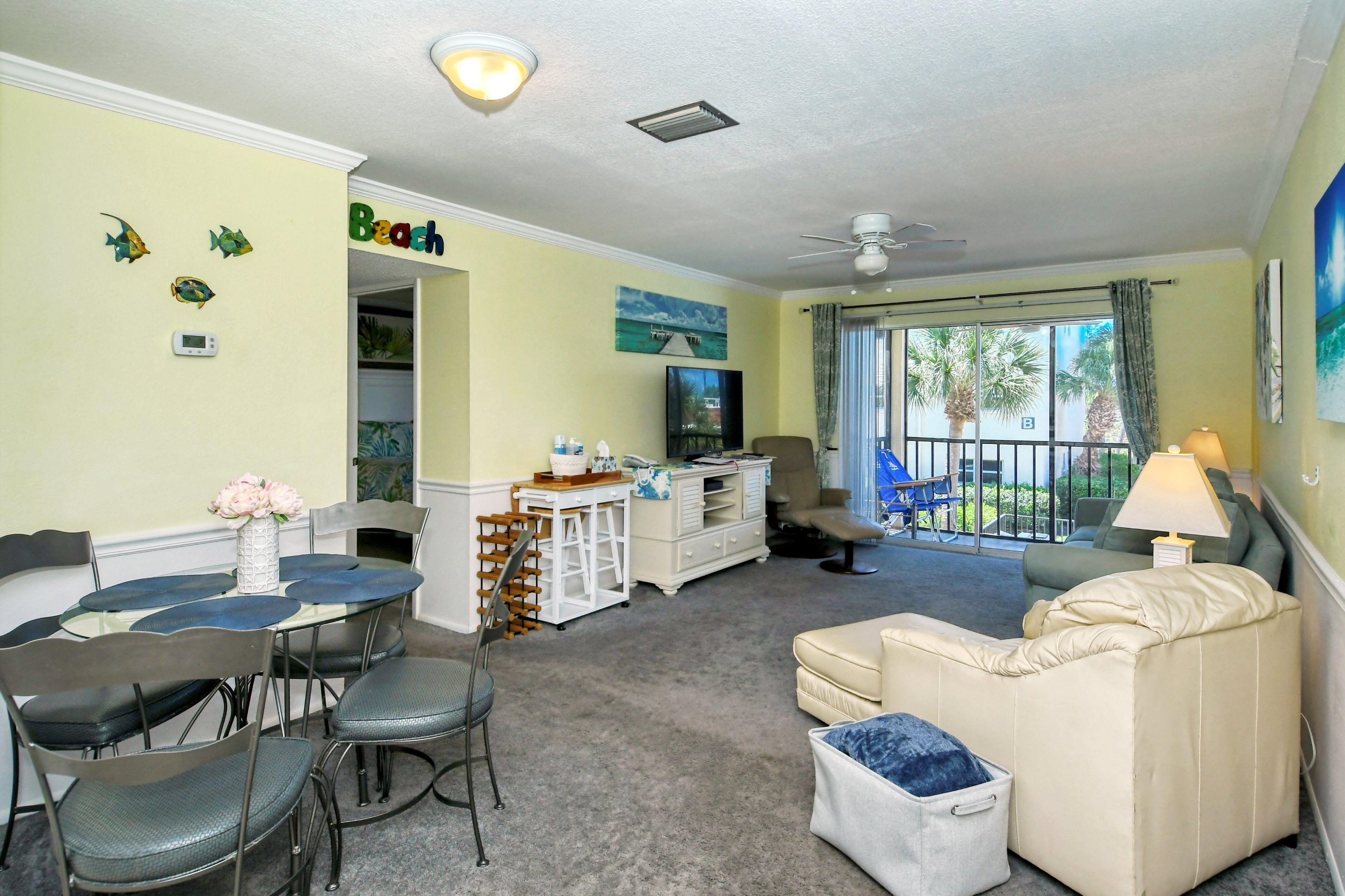 Fernseher, DVD-Player, Tischtennisplatte, Bücher