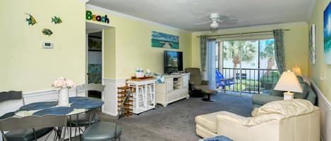 Fernseher, DVD-Player, Tischtennisplatte, Bücher