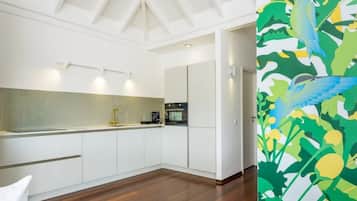Family Villa | Private kitchen | Fridge, cookware/dishes/utensils
