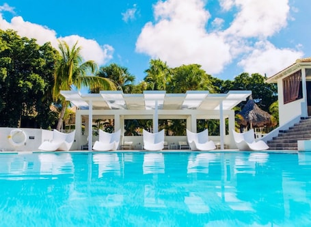 Una piscina al aire libre