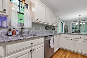 Fridge, microwave, oven, stovetop - Bright Aqua Yacht Harbor Pickwick Lake Lakeview Home Boat Garage Sleeps 10+ (Iuka)