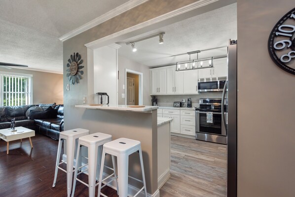 Refrigerador, microondas, horno y parrilla de estufa 