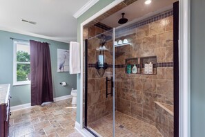 Ensemble douche/baignoire, sèche-cheveux, serviettes fournies, savon