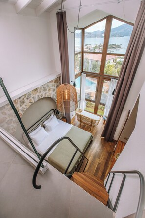 Loft Room with Bathtub - Sea View | Sängtillbehör av högsta kvalitet, minibar, gratis wi-fi och sängkläder
