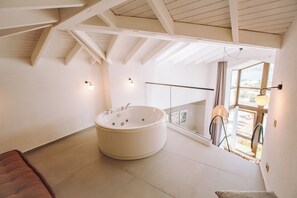 Loft Room with Jacuzzi - Sea View | Ylelliset vuodevaatteet, minibaari, ilmainen Wi-Fi, vuodevaatteet