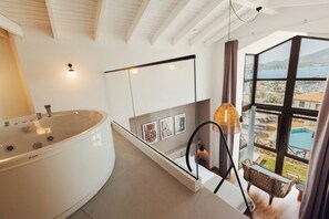 Loft Room with Jacuzzi - Sea View | Sängtillbehör av högsta kvalitet, minibar, gratis wi-fi och sängkläder