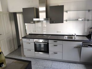 Réfrigérateur, micro-ondes, plaque de cuisson, lave-vaisselle