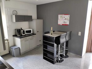 Frigorífic, microones, placa de cuina i rentaplats
