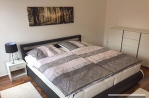 1 Schlafzimmer, Zimmersafe, Schreibtisch, Bügeleisen/Bügelbrett
